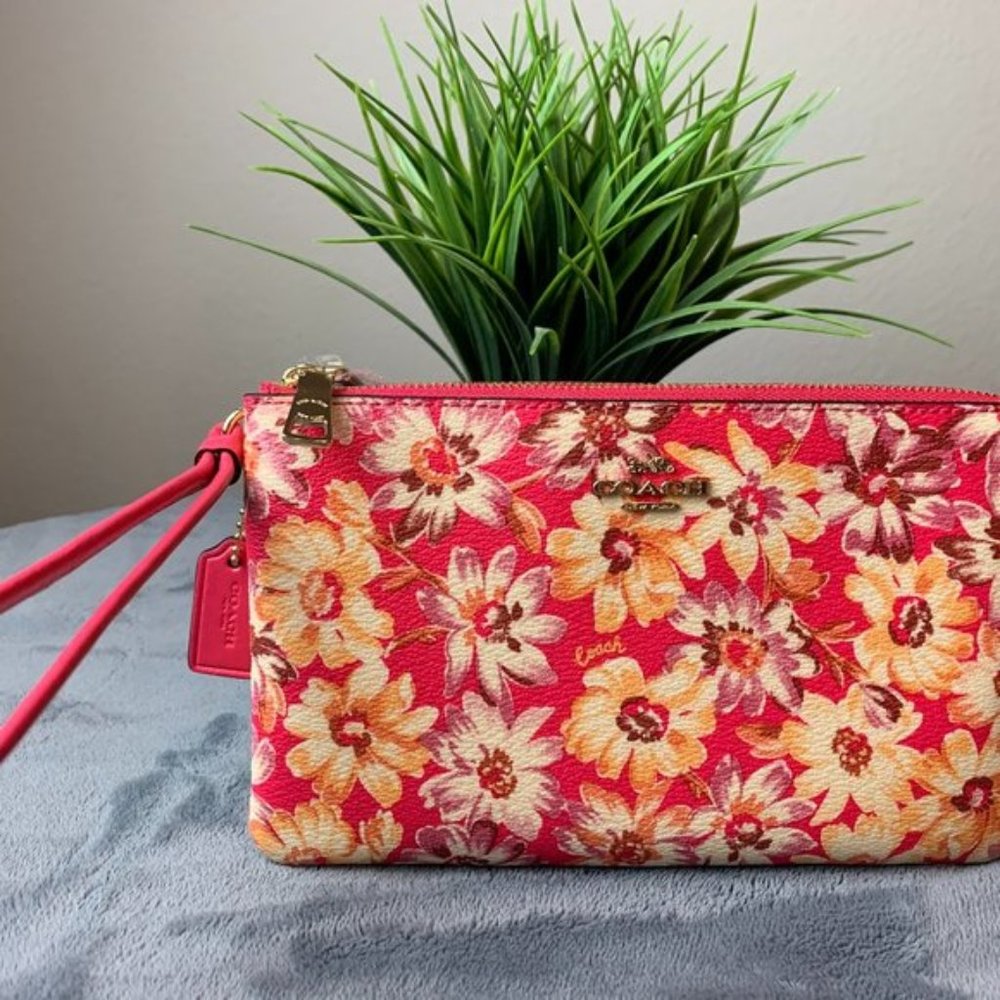 Coach Double Zip Wallet w/ Vintage Daisy Print